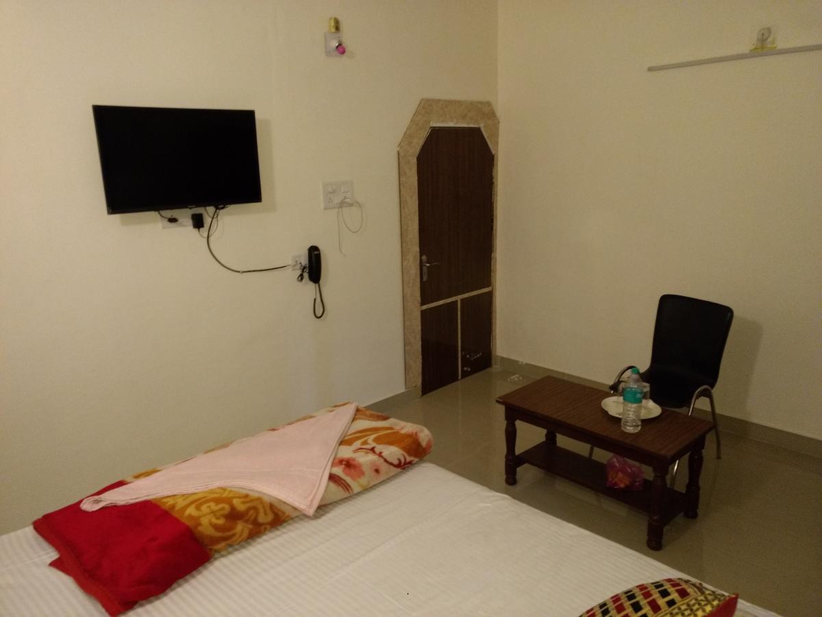 Hotel Shreya Bhubaneswar Bagian luar foto